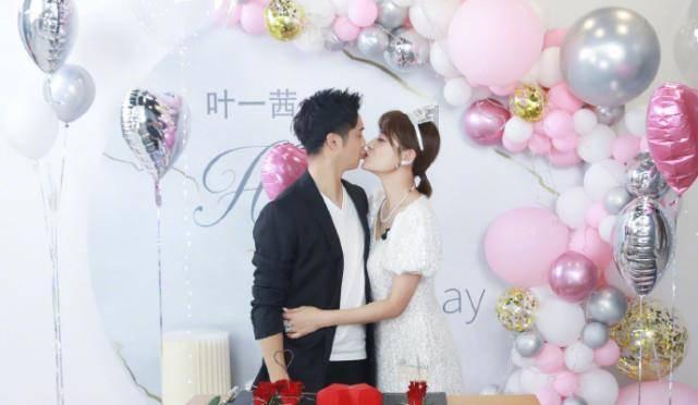 他出生于辽宁，是《亮剑》中丁伟的直接领导，曾长期在河北抗战