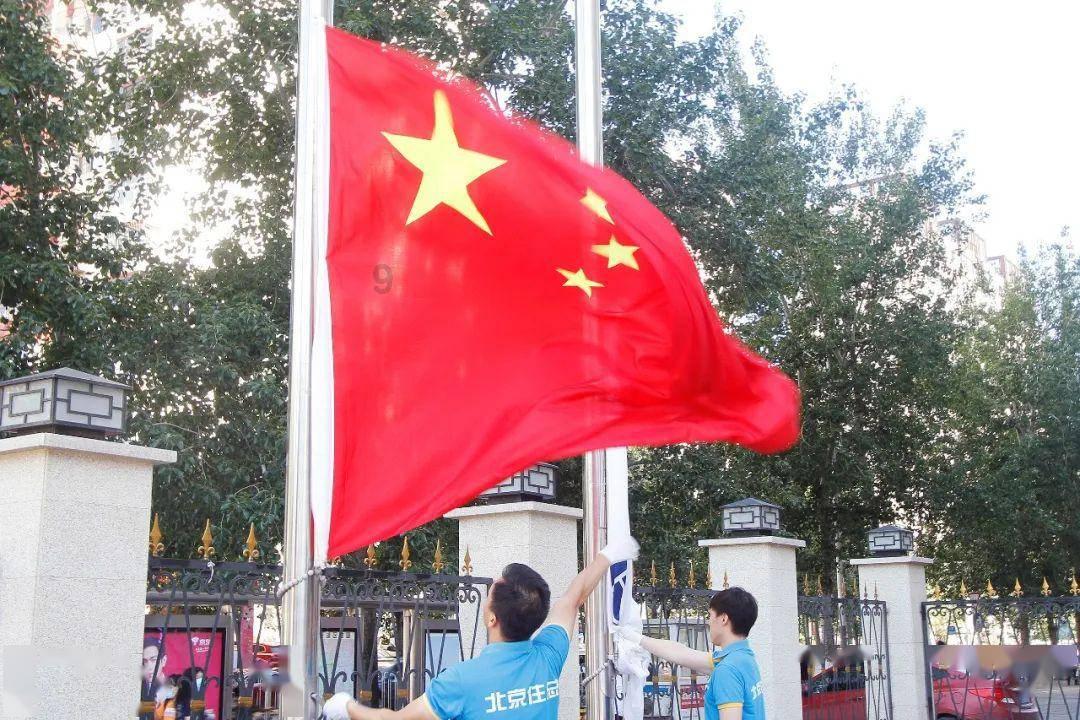全新哪吒L内饰曝光，配备副驾娱乐屏、后排小桌板