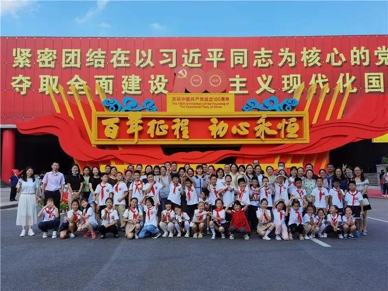 香港复办农历新年烟花汇演 大年初二维多利亚港绽放