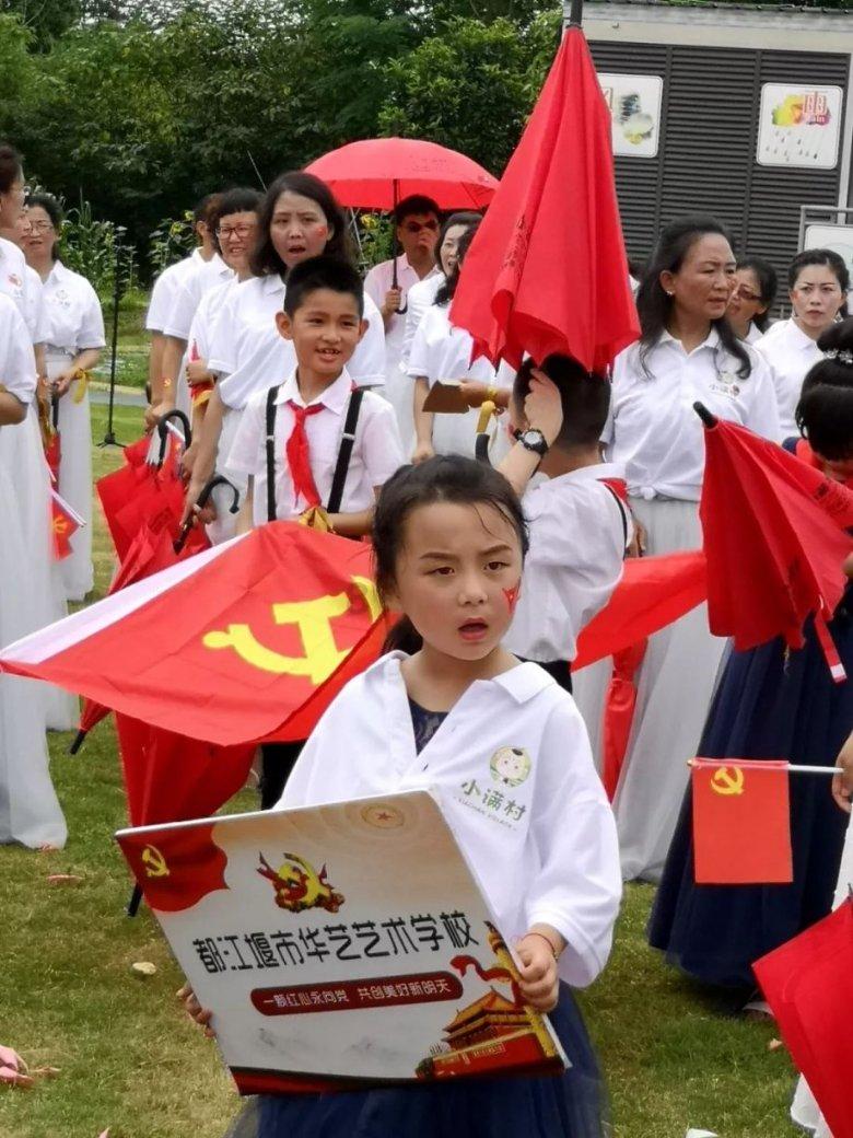 妻子跟男模合影笑得合不拢嘴，老公吃醋：她十年没这么笑过