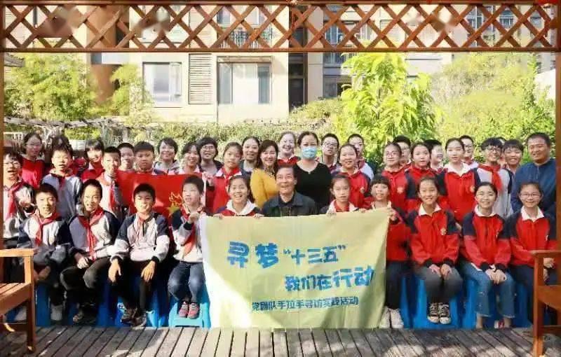 林海里的一抹橙!“蓝朋友”徒步负重登山强素质