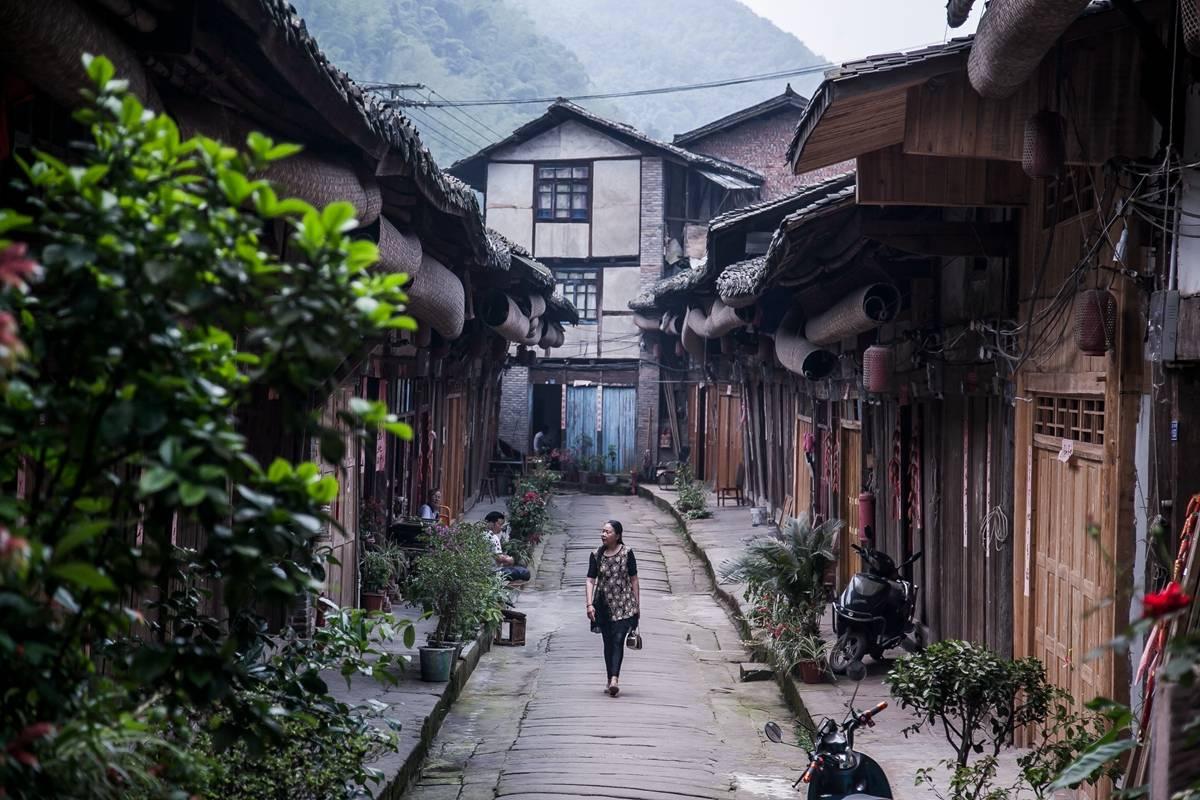 母亲去世不到一年弟俩谁先去上坟谁好吗？游戏画面