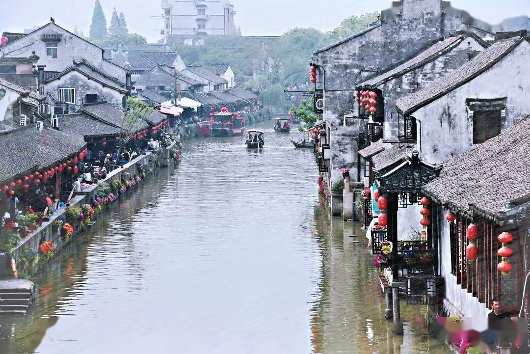 河北廊坊一大爷买烟怕被发现向老板娘使眼色，老板娘能理解他的意思吗？