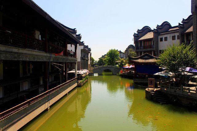 柳州街头,“瑶山匪王”林秀山,坐八仙桌游街示众;他做了些什么
